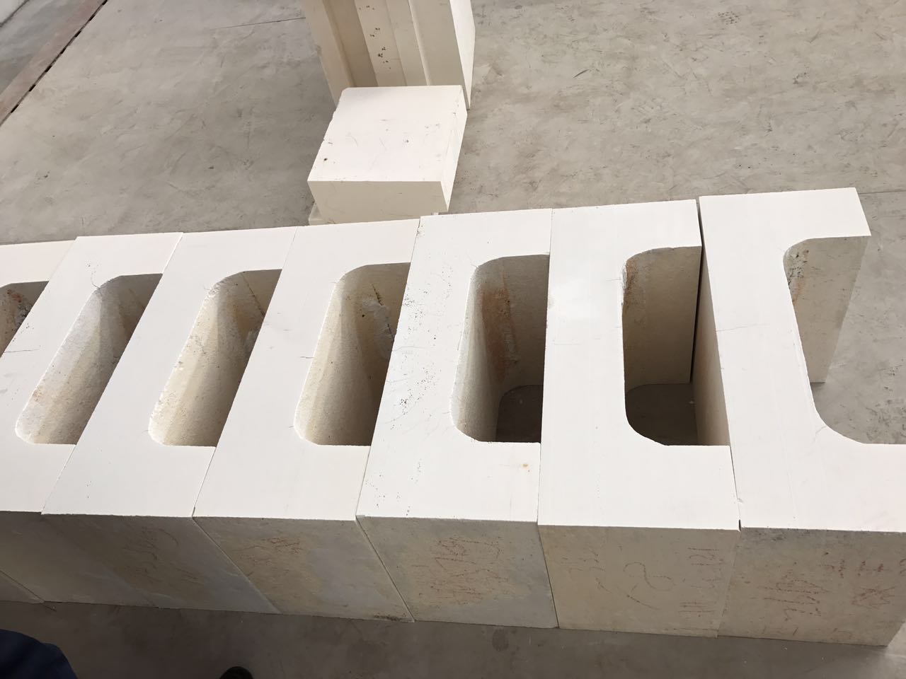 fused cast alumina brick